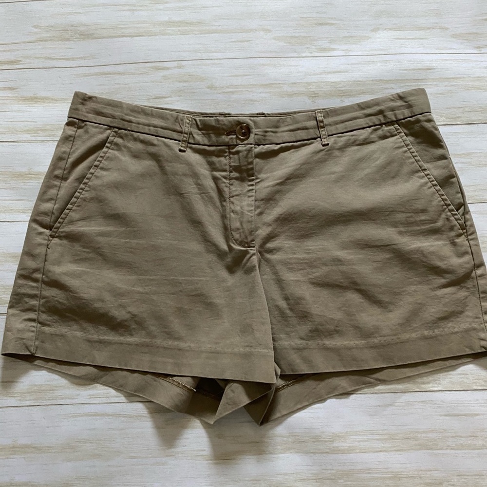 Women’s Gap khaki shorts
